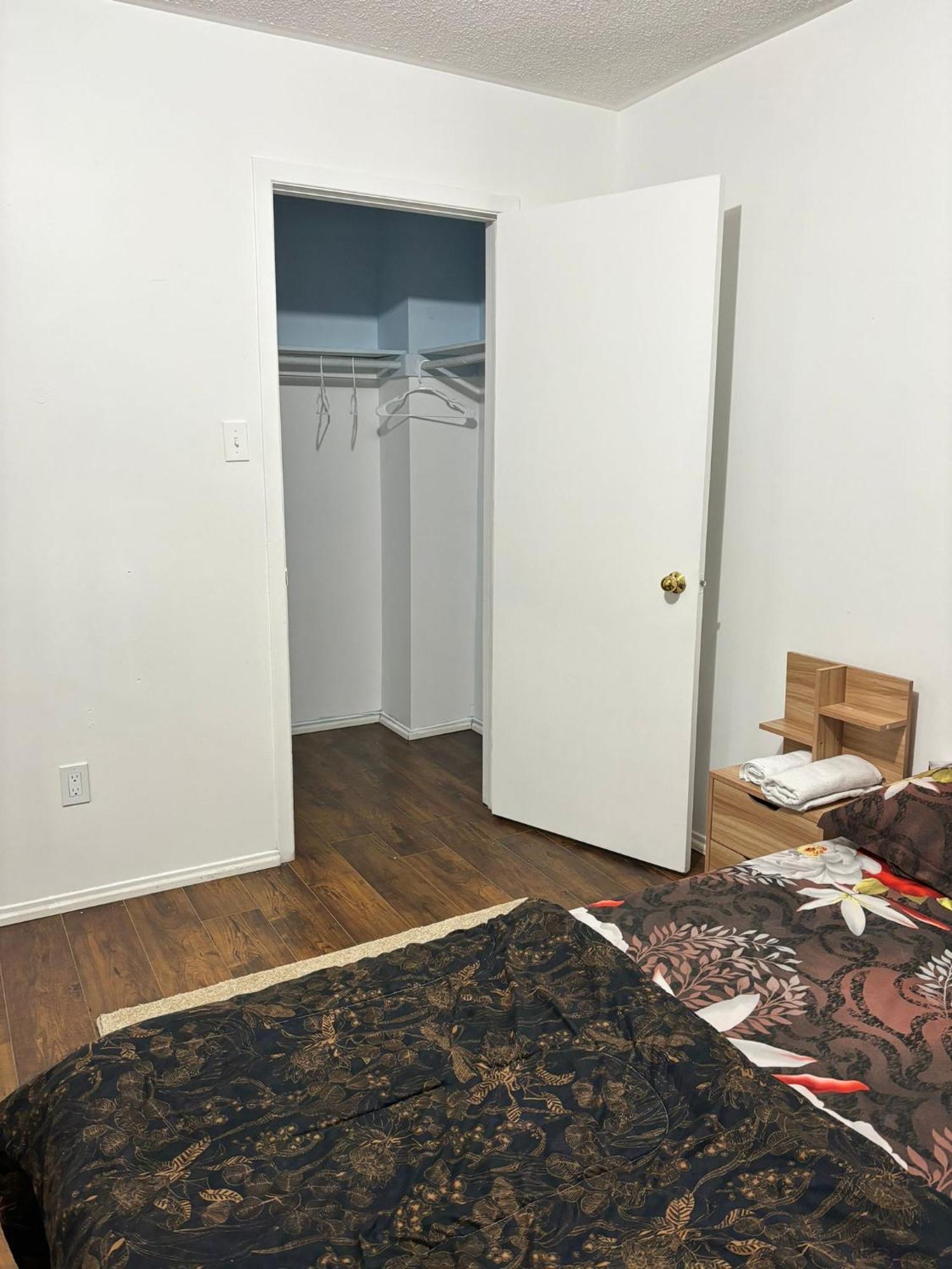 Queen Bedroom Near Sheridan College برامبتون المظهر الخارجي الصورة